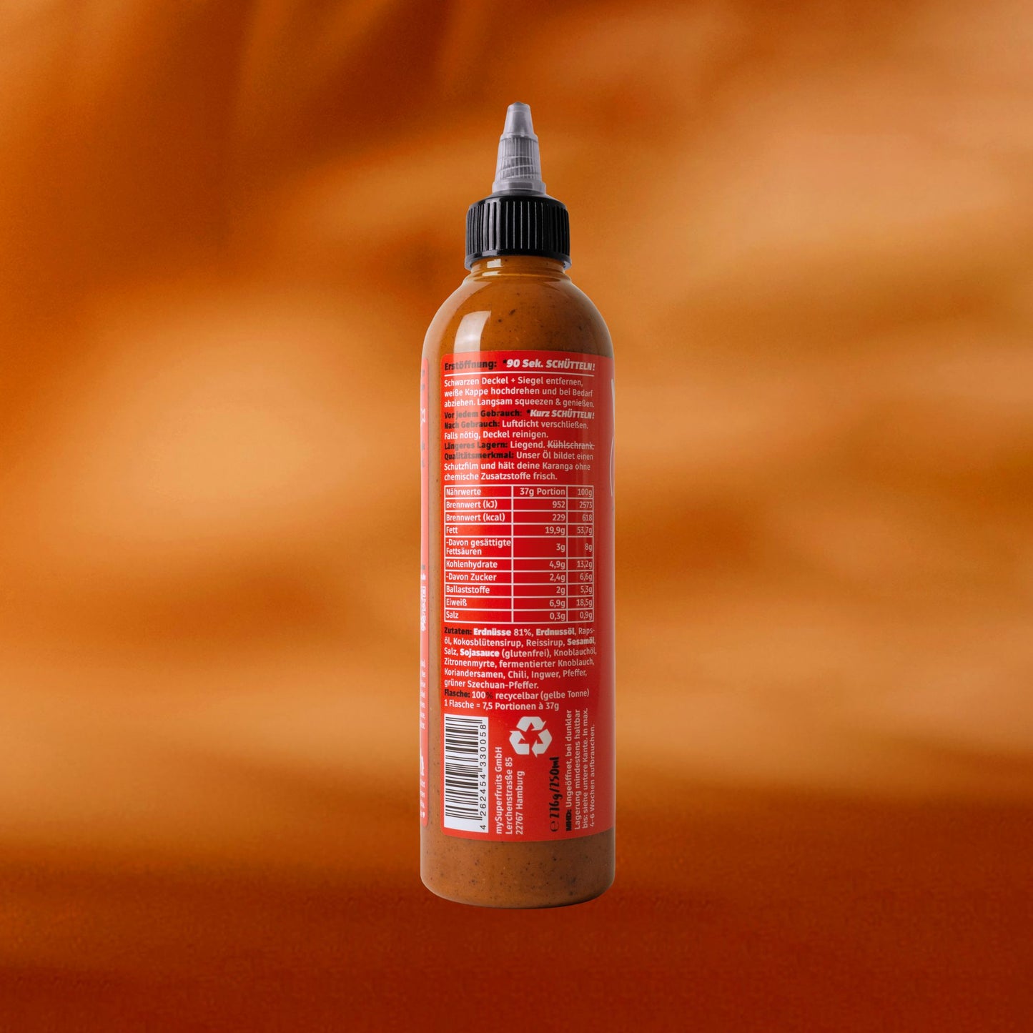 Karanga Erdnusssauce scharf – Flaschenseite mit Markenclaim, Anwendungstipps und Herkunft