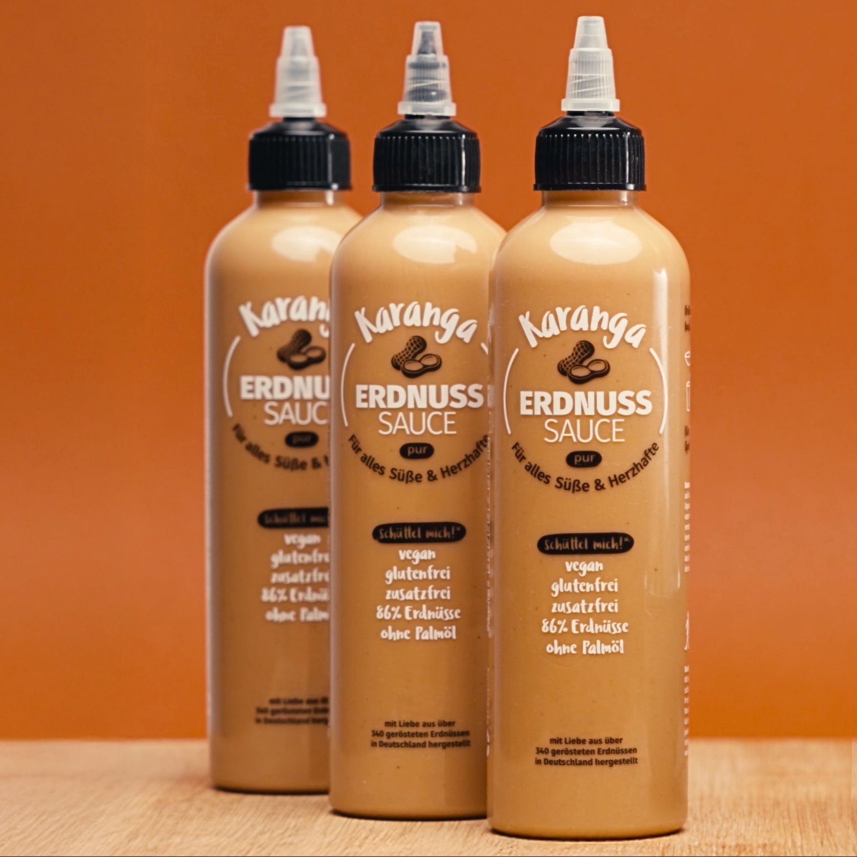 Karanga Erdnusssauce pur – drei Flaschen nebeneinander aufgestellt