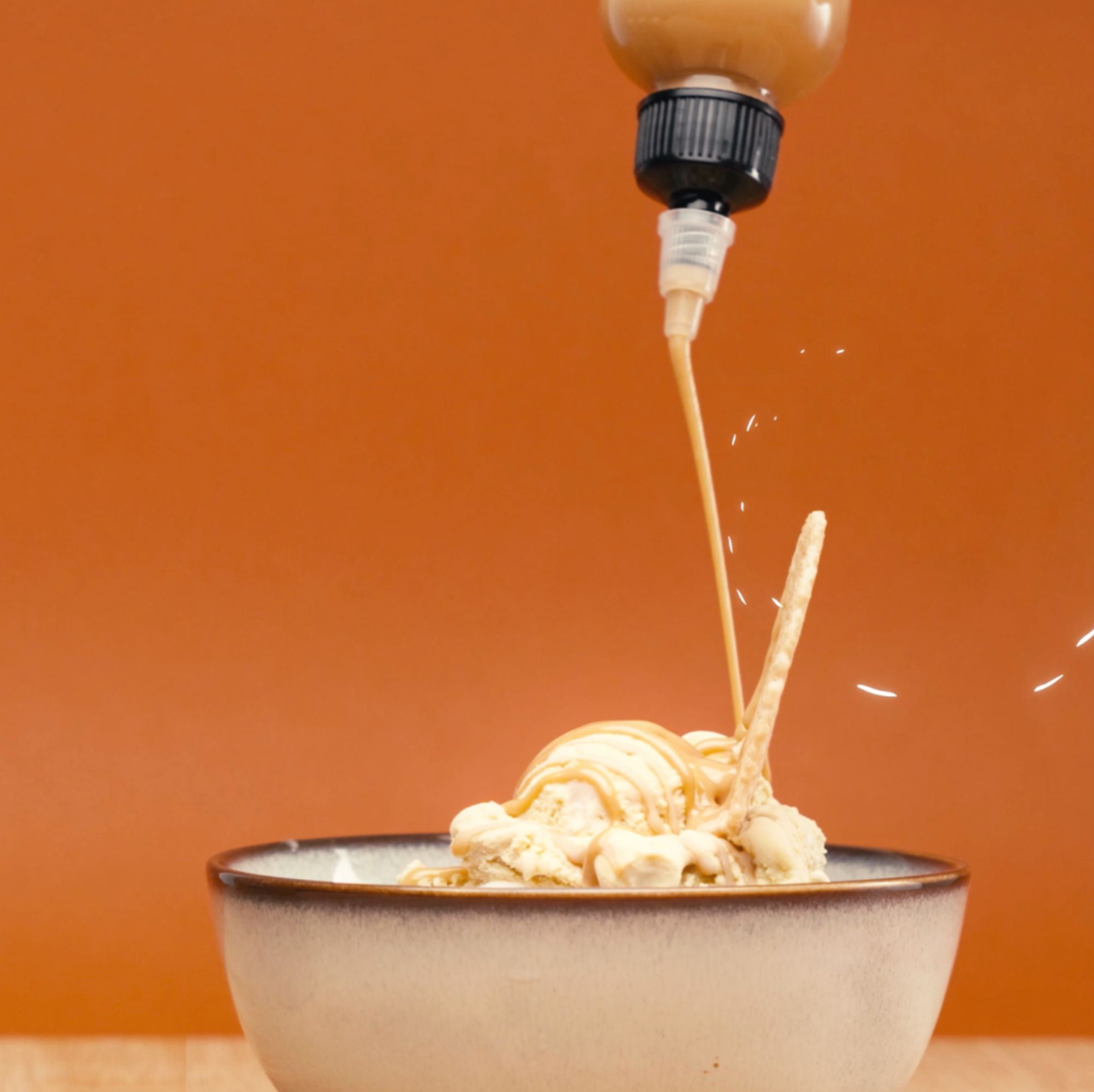 „Karanga Erdnusssauce pur über Vanilleeis – Dessert-Idee mit Erdnusssauce