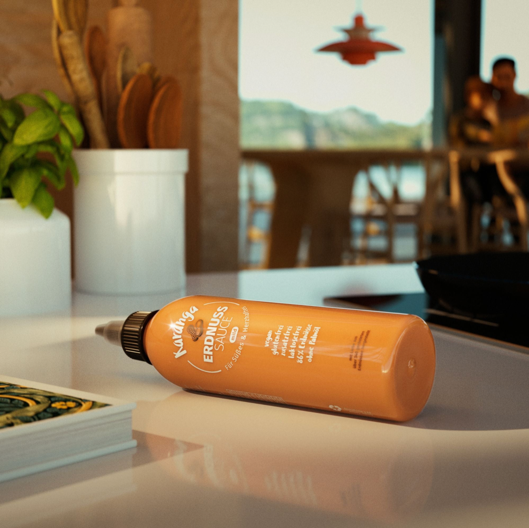 Karanga Erdnusssauce pur – Flasche liegend auf Tisch fotografiert