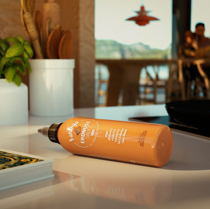 Karanga Erdnusssauce pur – Flasche liegend auf Tisch fotografiert