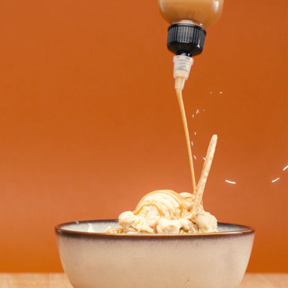 Karanga Erdnusssauce süß über Vanilleeis – Dessert-Idee mit Erdnusssauce